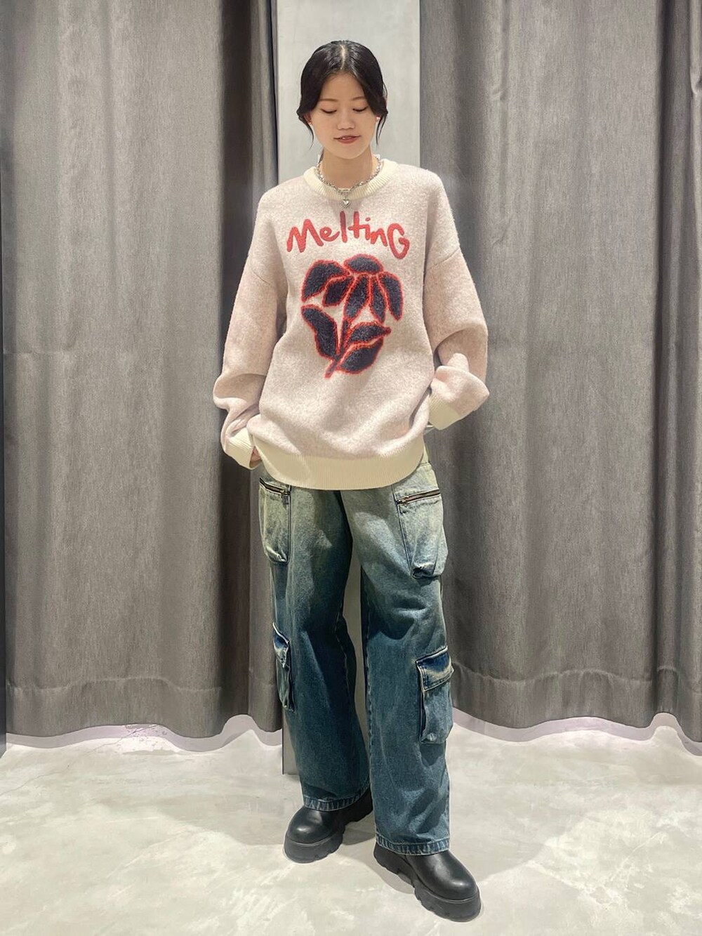 ブルー系のデニムパンツ、ベージュ系のニット/セーター、シルバー系のネックレスを着用したレディースの秋コーディネートの4枚目の写真