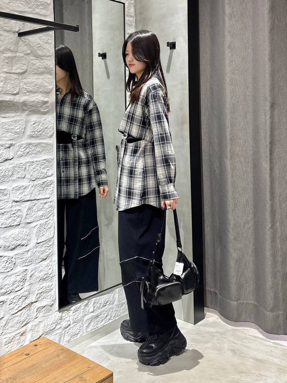 ブラック系のスニーカー、ブラック系のショルダーバッグ、ブラック系のその他パンツを着用したレディースの冬コーディネートの3枚目の写真