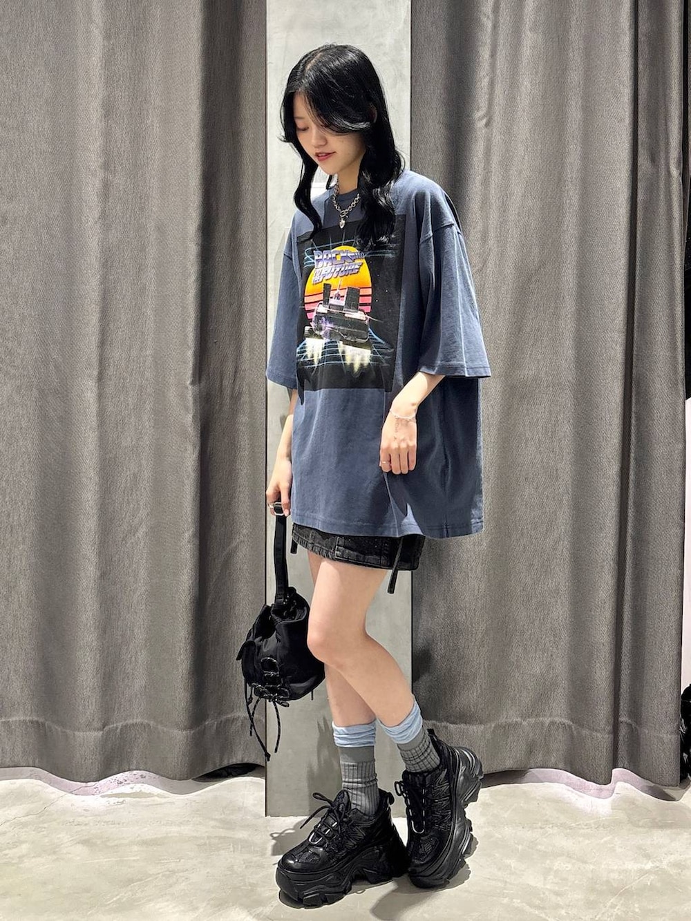 ブラック系のスニーカー、ブラック系のボディバッグ/ウエストポーチ、ブラック系のスカートを着用したレディースの春コーディネートの4枚目の写真