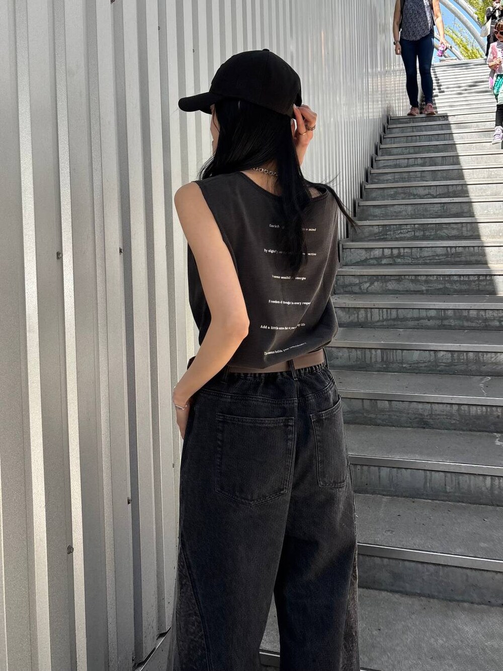 「高身長、韓国系、モード、PAGEBOY、Anui、Tシャツ、ノースリーブ、デニムパンツ、カジュアル、カジュアルコーデ、メンズライク、ストリート、韓国ファッション、骨格ナチュラル_PAGEBOY、シンプルコーデ」｜「Anuiの【UNISEX】NEWERA 4FORTYCAP（キャップ、ブラック系）」を使った、meiさん（レディース・166cm）の夏コーディネートの4枚目の写真