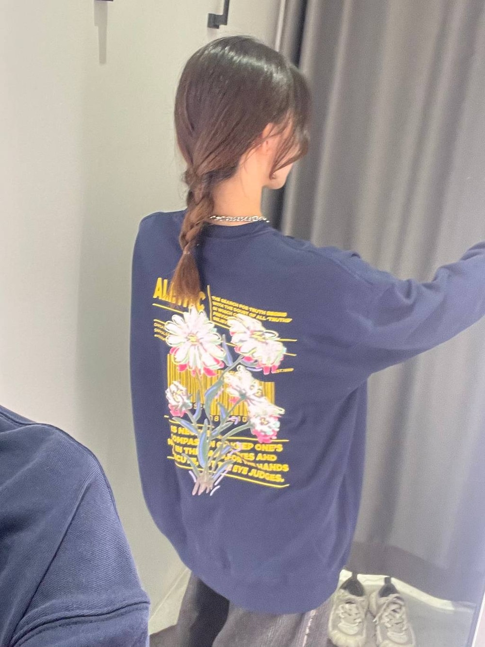 ブラック系のデニムパンツ、ブルー系のスウェット、シルバー系のネックレスを着用したレディースの秋コーディネートの2枚目の写真