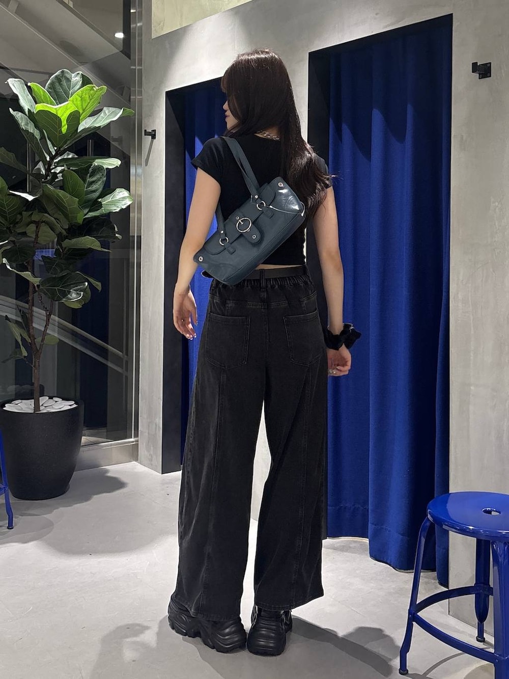 ブラック系のデニムパンツ、ブラック系のスニーカー、ブラック系のTシャツ/カットソーを着用したレディースの夏コーディネートの3枚目の写真