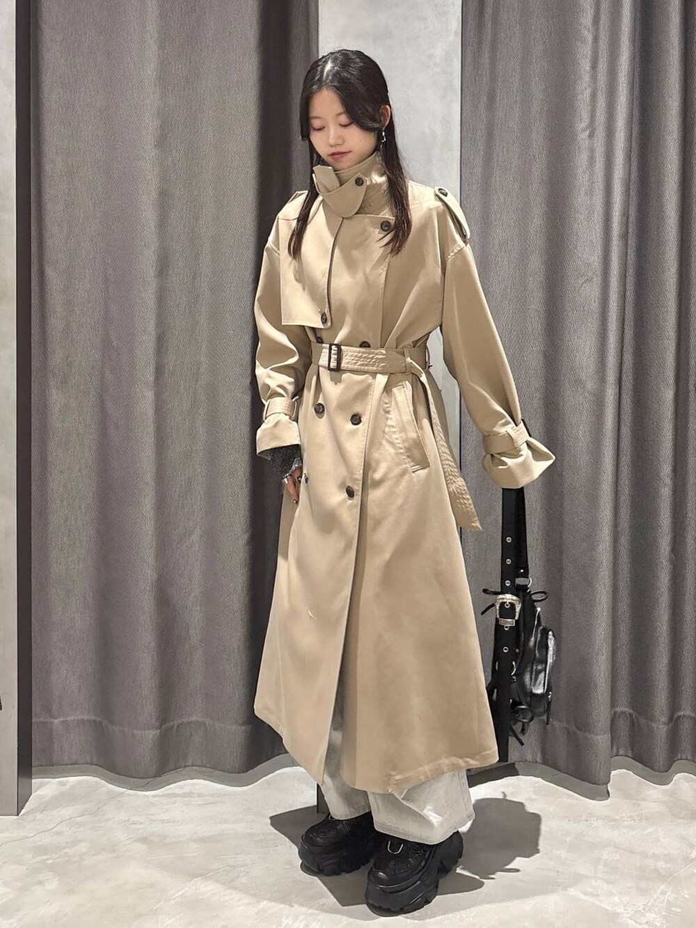 「高身長、韓国系、カジュアル、PAGEBOY、トレンチコート、コート、春アウター、春コーデ、デニムパンツ、骨格ナチュラル_PAGEBOY、大人カジュアル、きれいめカジュアル、モード」｜「PAGEBOYのプラットチャンキースニーカー（スニーカー、ブラック系）」を使った、meiさん（レディース・166cm）の冬コーディネートの4枚目の写真