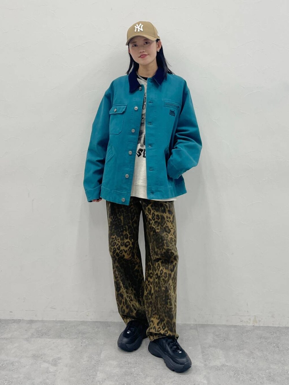 「パンツ、メンズライク、ストリート、カバーオール、キャップ、韓国ファッション、骨格ナチュラル_PAGEBOY、高身長、韓国系、カジュアル、PAGEBOY」｜「Anuiの【UNISEX】NEWERA 4FORTYCAP（キャップ、ベージュ系）」を使った、meiさん（レディース・166cm）の冬コーディネートの4枚目の写真