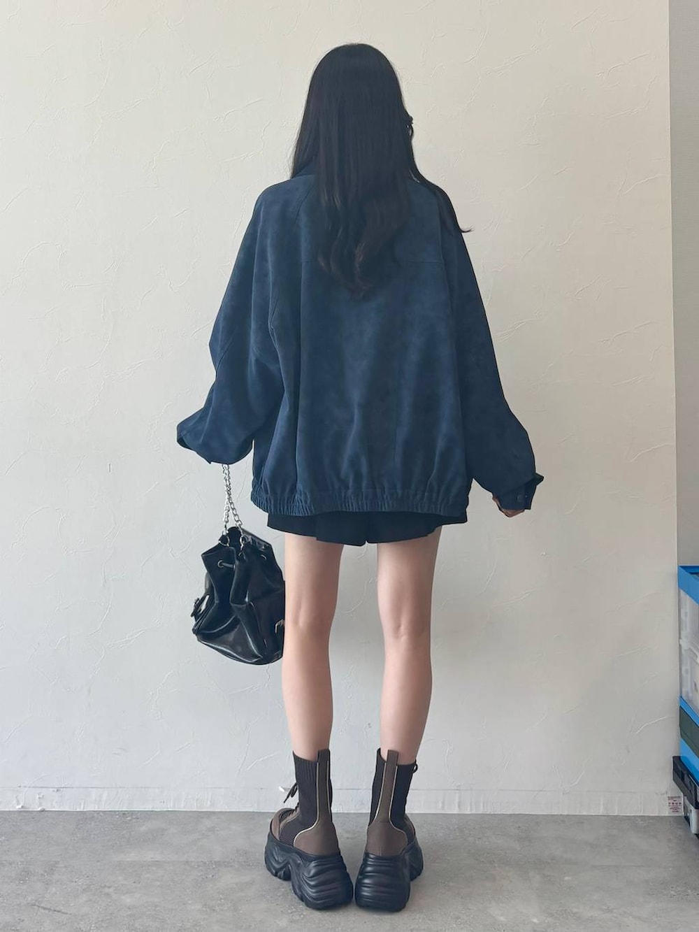 ブラウン系のブーツ、ブラック系のその他パンツ、ブラック系のTシャツ/カットソーを着用したレディースの夏コーディネートの4枚目の写真