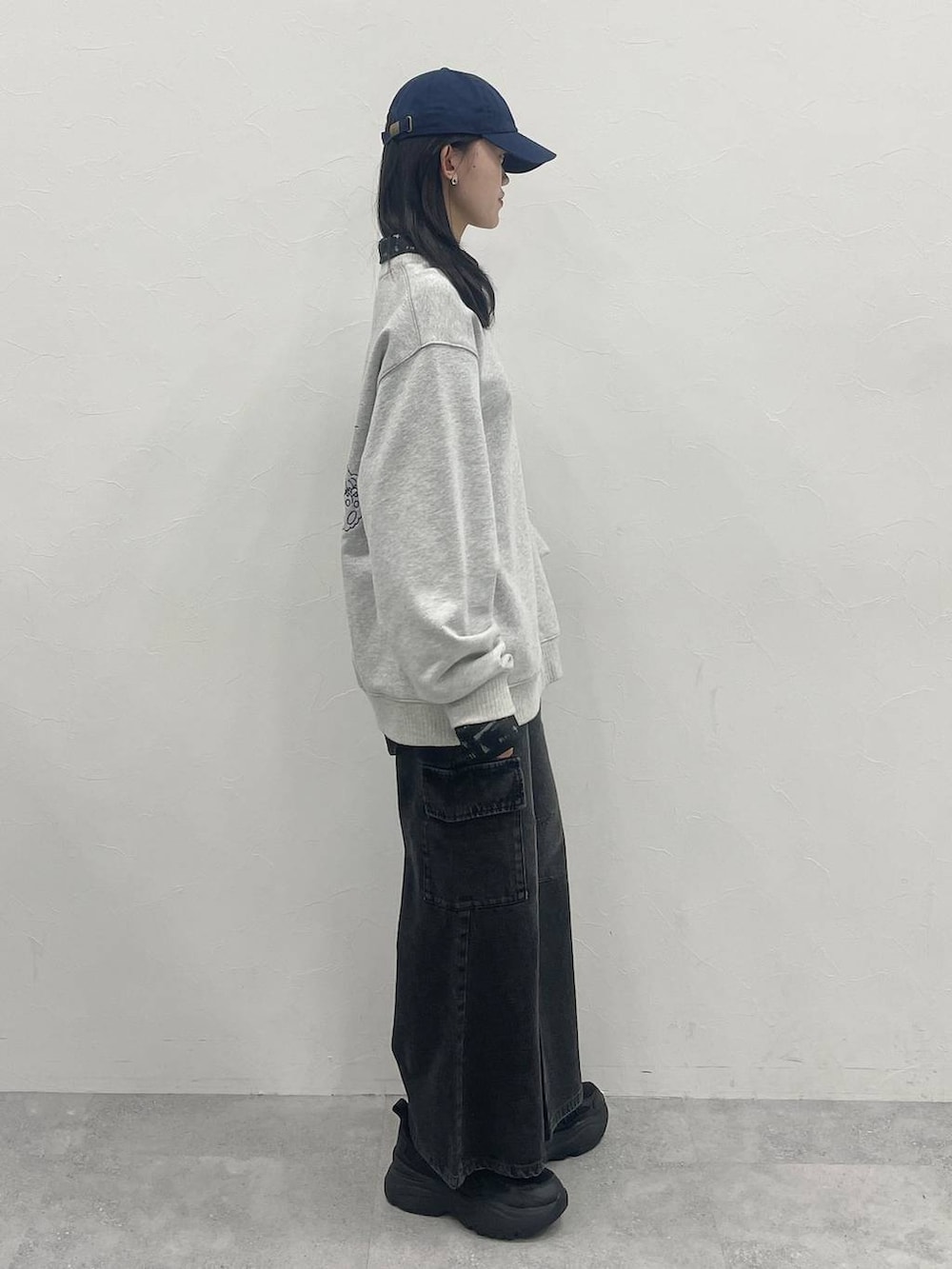 グレー系のスウェット、ブラック系のシャツ/ブラウス、ブルー系のキャップを着用したレディースの冬コーディネートの4枚目の写真