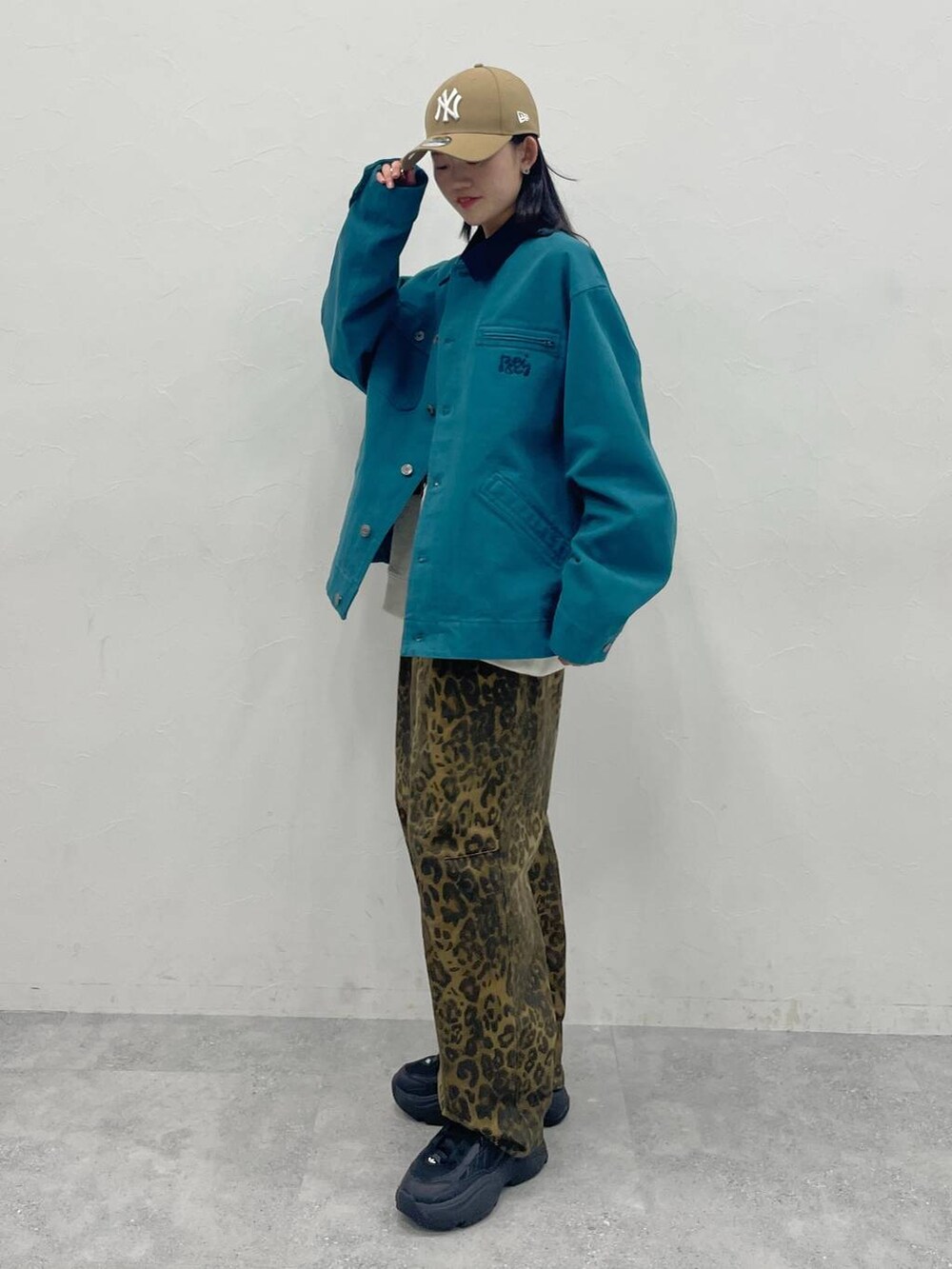 「パンツ、メンズライク、ストリート、カバーオール、キャップ、韓国ファッション、骨格ナチュラル_PAGEBOY、高身長、韓国系、カジュアル、PAGEBOY」｜「Anuiの【UNISEX】NEWERA 4FORTYCAP（キャップ、ベージュ系）」を使った、meiさん（レディース・166cm）の冬コーディネートの2枚目の写真