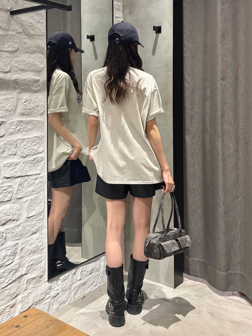 ブラック系のボストンバッグ、ブラック系のその他パンツ、ホワイト系のTシャツ/カットソーを着用したレディースの春コーディネートの4枚目の写真