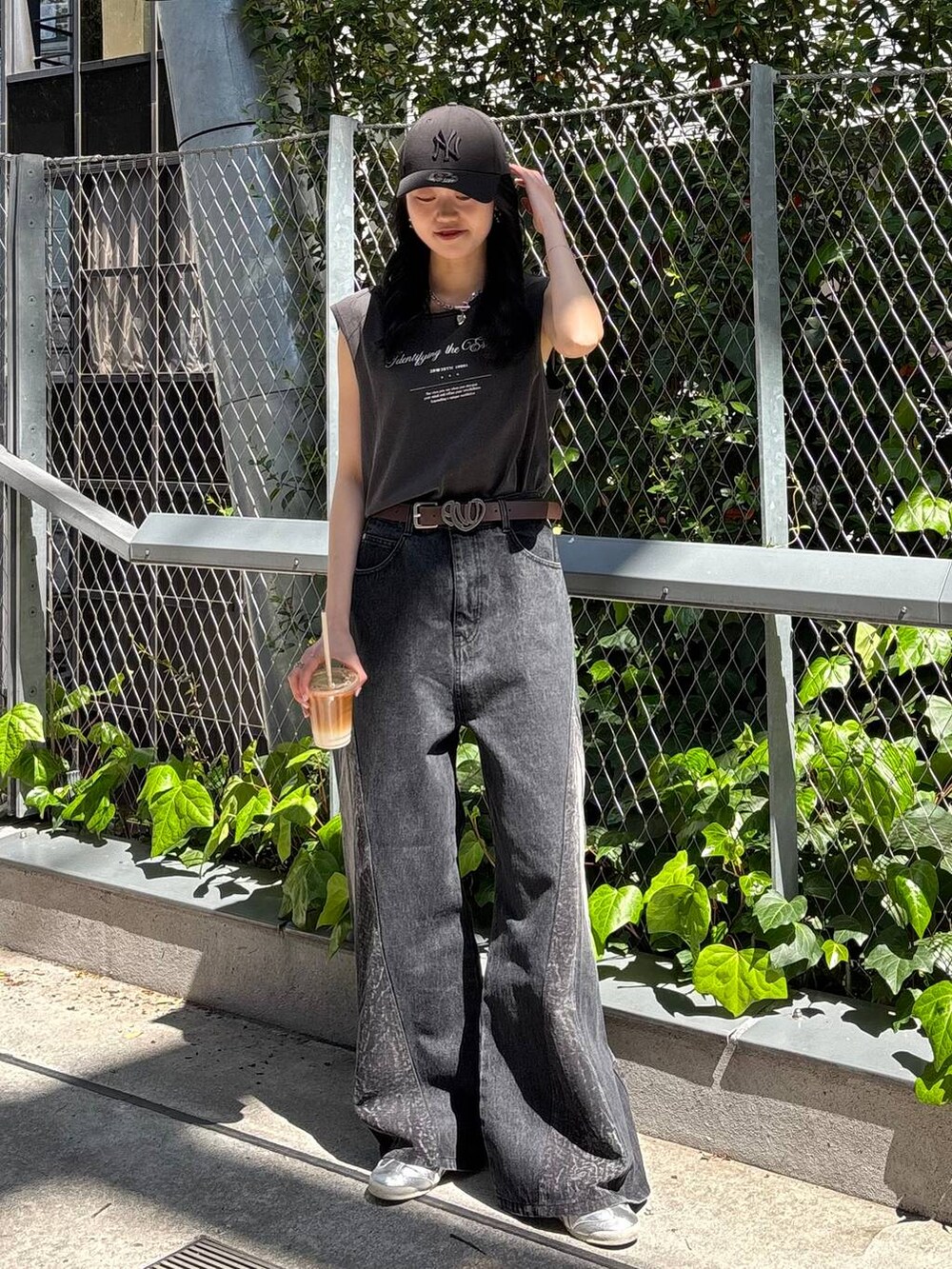 「高身長、韓国系、モード、PAGEBOY、Anui、Tシャツ、ノースリーブ、デニムパンツ、カジュアル、カジュアルコーデ、メンズライク、ストリート、韓国ファッション、骨格ナチュラル_PAGEBOY、シンプルコーデ」｜「Anuiの【UNISEX】NEWERA 4FORTYCAP（キャップ、ブラック系）」を使った、meiさん（レディース・166cm）の夏コーディネートの5枚目の写真