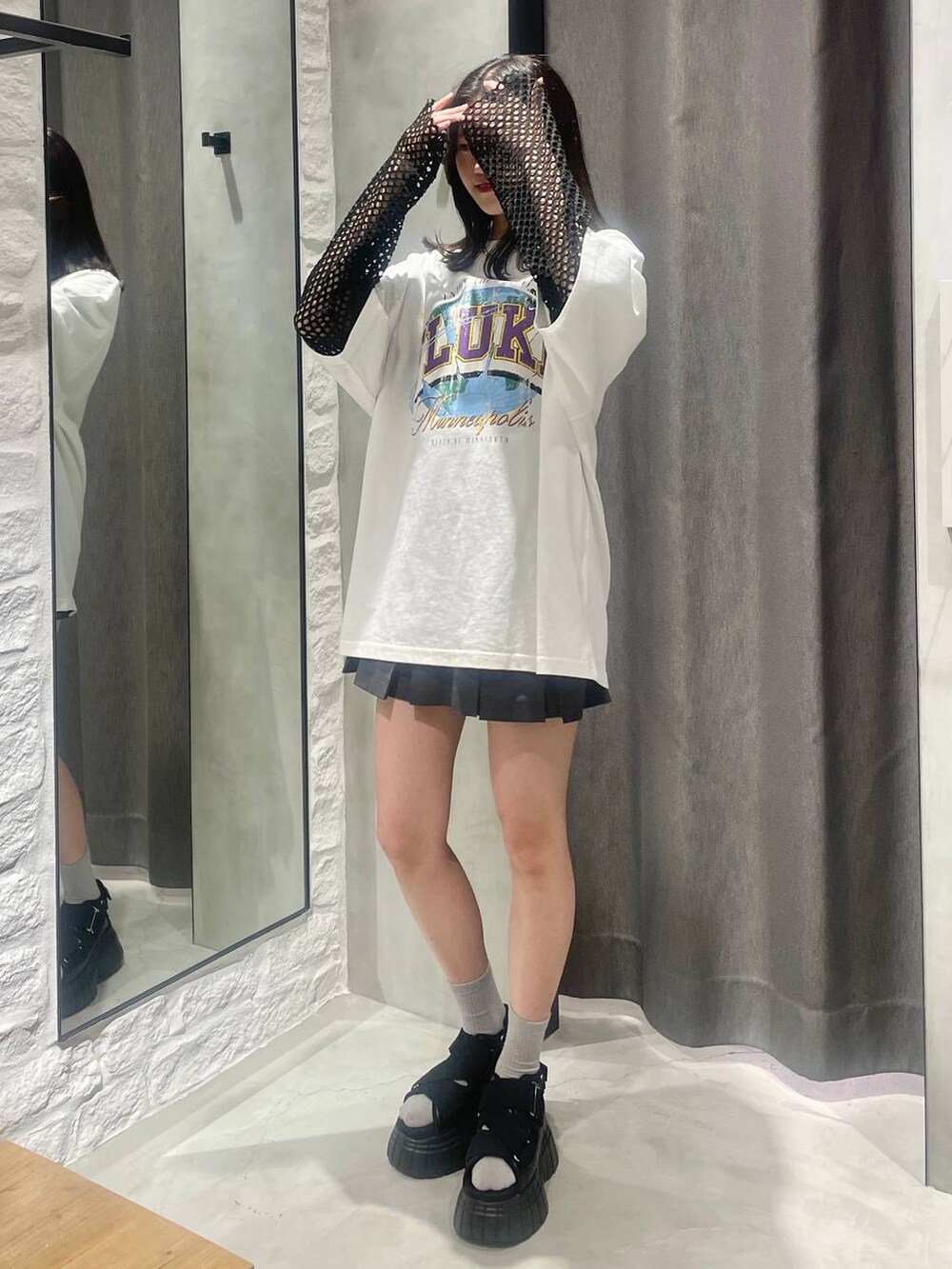 ブラック系のスニーカー、ブラック系のTシャツ/カットソー、ホワイト系のTシャツ/カットソーを着用したレディースの夏コーディネートの3枚目の写真