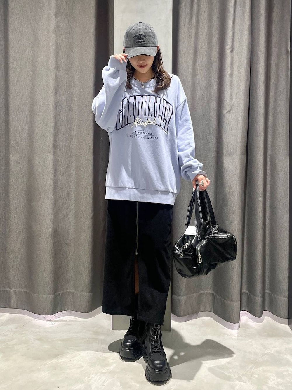 ブラウン系のブーツ、ブラック系のショルダーバッグ、ブルー系のスウェットを着用したレディースの冬コーディネートの5枚目の写真