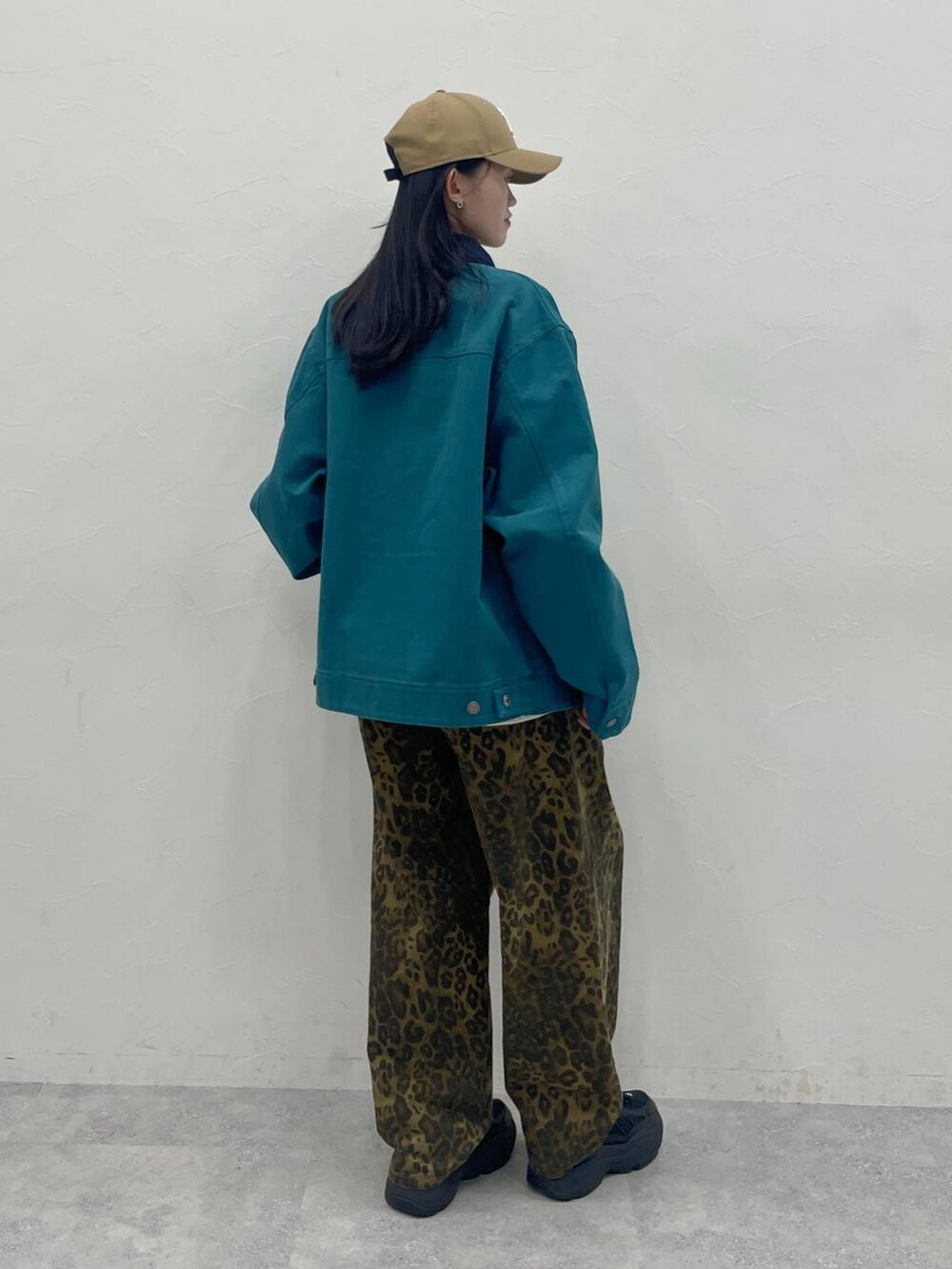 「パンツ、メンズライク、ストリート、カバーオール、キャップ、韓国ファッション、骨格ナチュラル_PAGEBOY、高身長、韓国系、カジュアル、PAGEBOY」｜「Anuiの【UNISEX】NEWERA 4FORTYCAP（キャップ、ベージュ系）」を使った、meiさん（レディース・166cm）の冬コーディネートの3枚目の写真