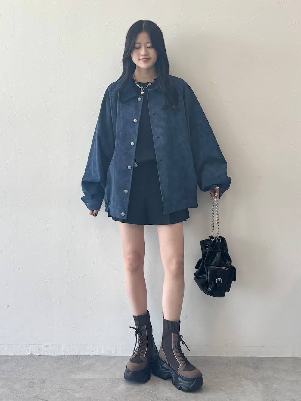 ブラウン系のブーツ、ブラック系のその他パンツ、ブラック系のTシャツ/カットソーを着用したレディースの夏コーディネートの2枚目の写真