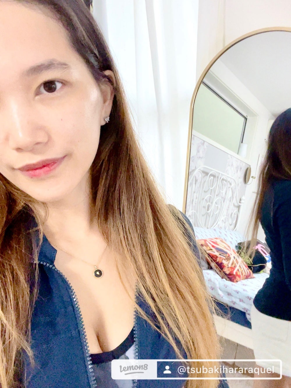 ブルー系のジャケット/アウター、ホワイト系のパンツを着用したレディースの秋コーディネートの2枚目の写真