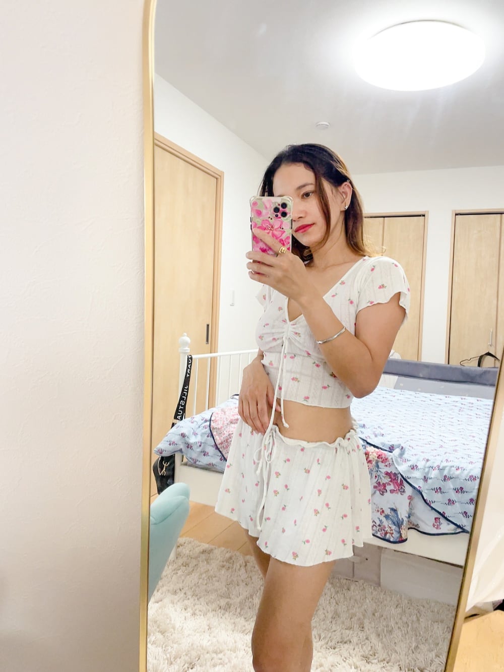 ホワイト系のタンクトップ、ホワイト系のその他、ブラック系のブレスレットを着用したレディースの夏コーディネートの2枚目の写真