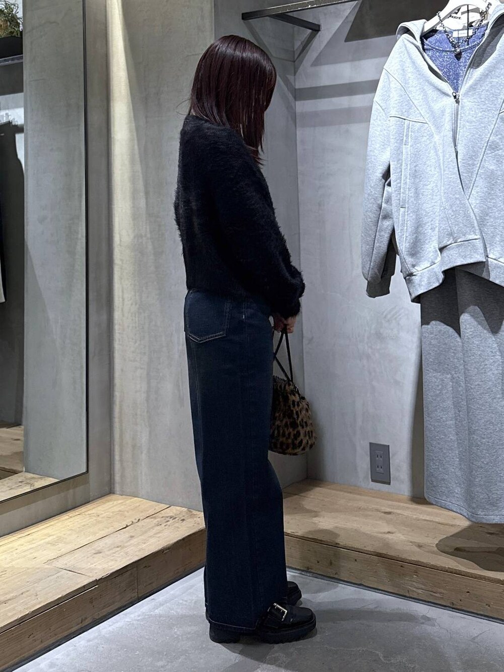 ブラック系のキャミソール、ブラック系のブーツ、その他のハンドバッグを着用したレディースの冬コーディネートの8枚目の写真