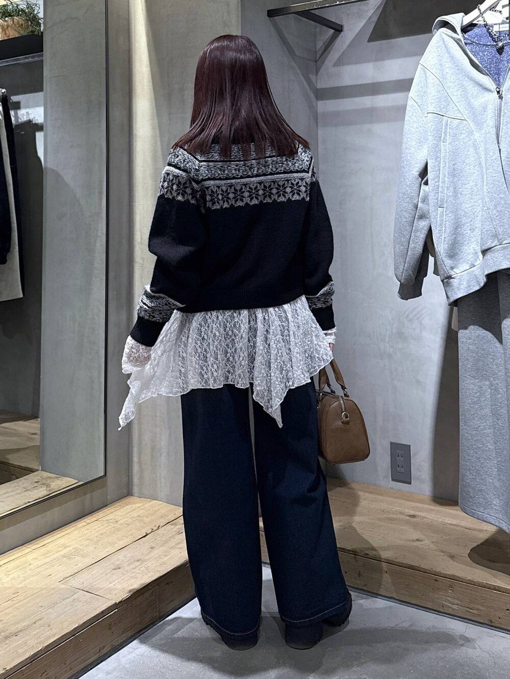 ブラック系のブーツ、ブラック系のカーディガン/ボレロ、ブラウン系のボストンバッグを着用したレディースの冬コーディネートの10枚目の写真