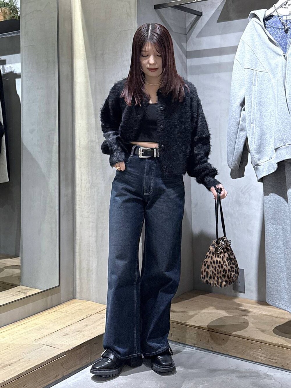 ブラック系のキャミソール、ブラック系のブーツ、その他のハンドバッグを着用したレディースの冬コーディネートの5枚目の写真