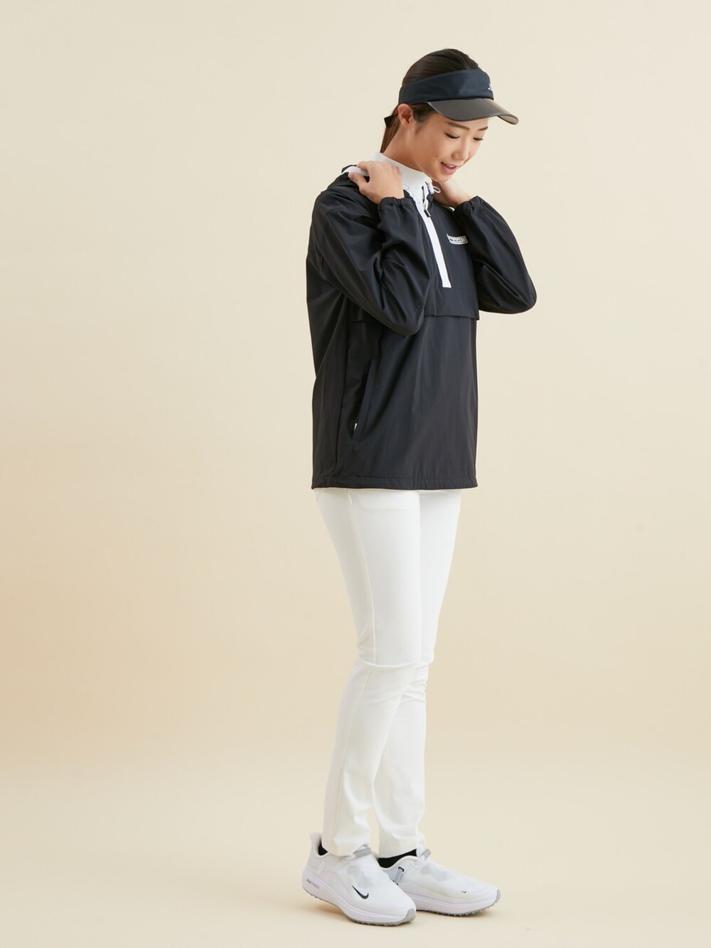 ホワイト系のその他パンツ、ブラック系のその他アウターを着用したレディースの冬コーディネートの3枚目の写真