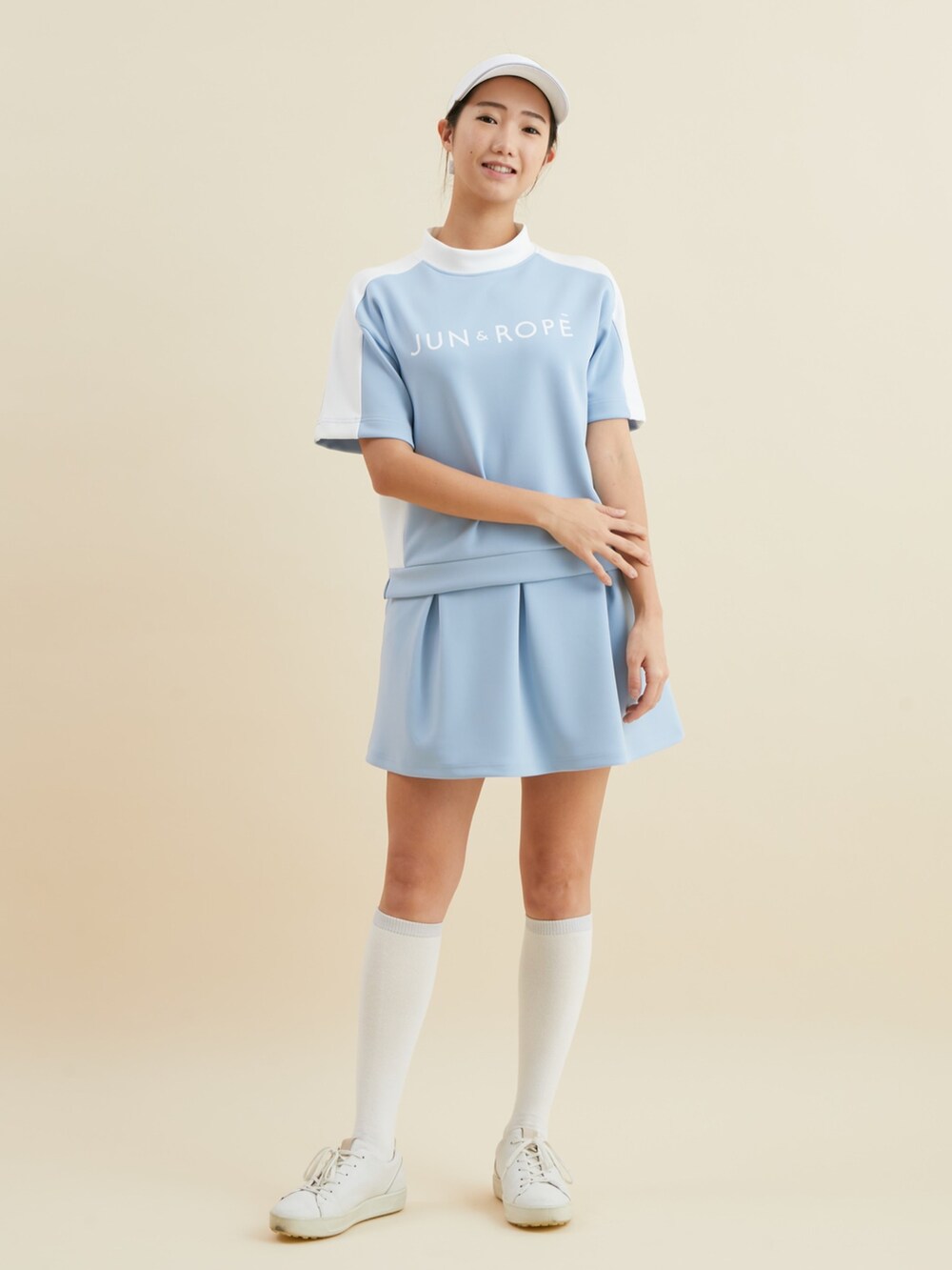 ブルー系のTシャツ/カットソー、ブルー系のスカート、ホワイト系のソックス/靴下を着用したレディースの冬コーディネートの2枚目の写真