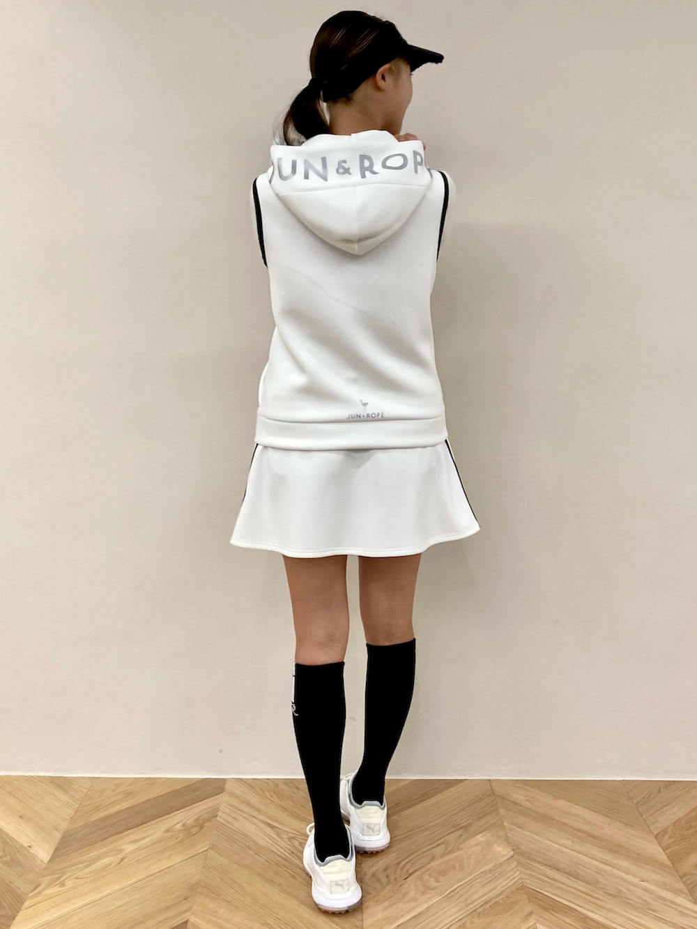 ホワイト系のベスト、ホワイト系のスカート、ホワイト系のニット/セーターを着用したレディースの夏コーディネートの2枚目の写真