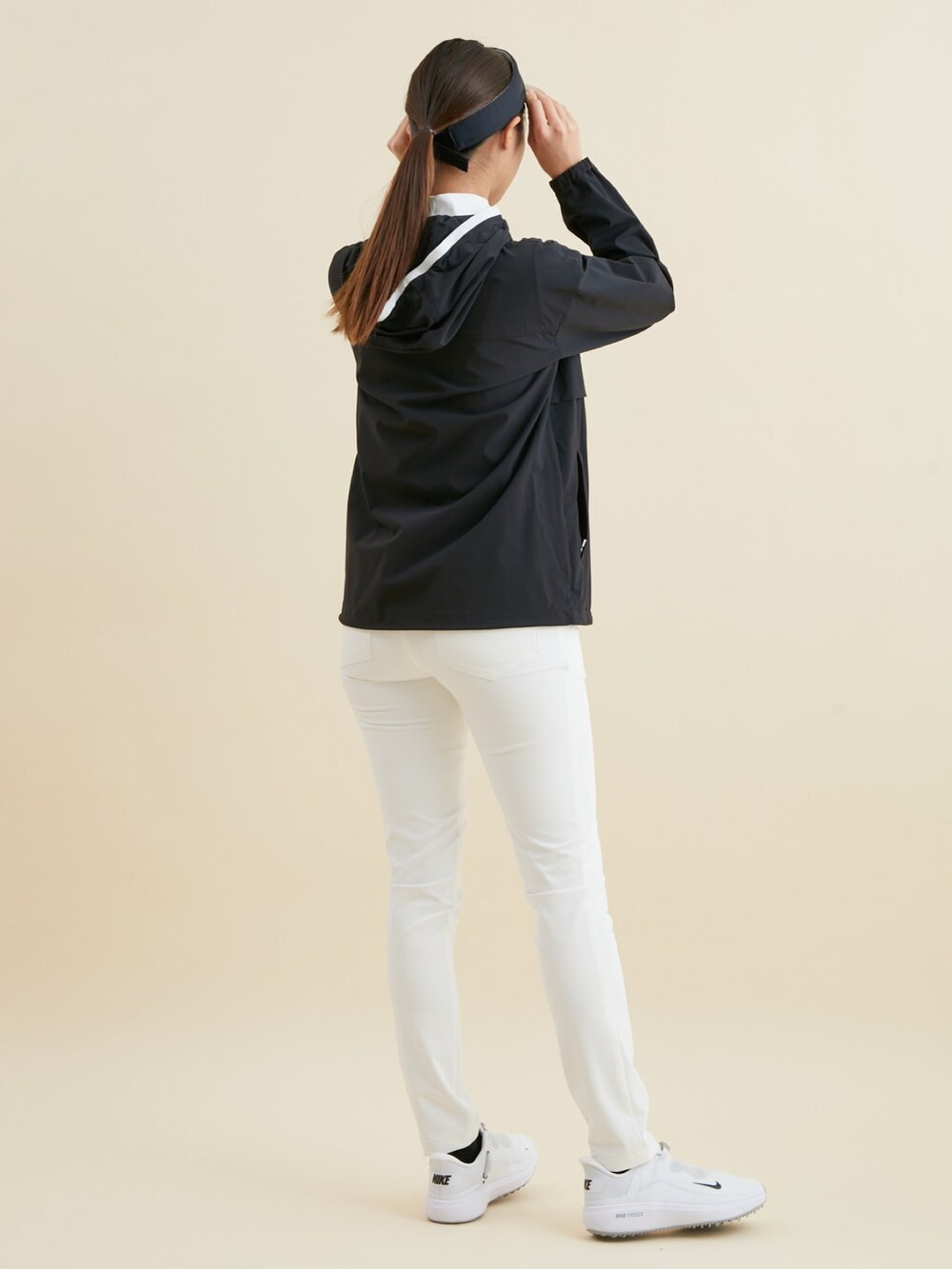 ホワイト系のその他パンツ、ブラック系のその他アウターを着用したレディースの冬コーディネートの4枚目の写真