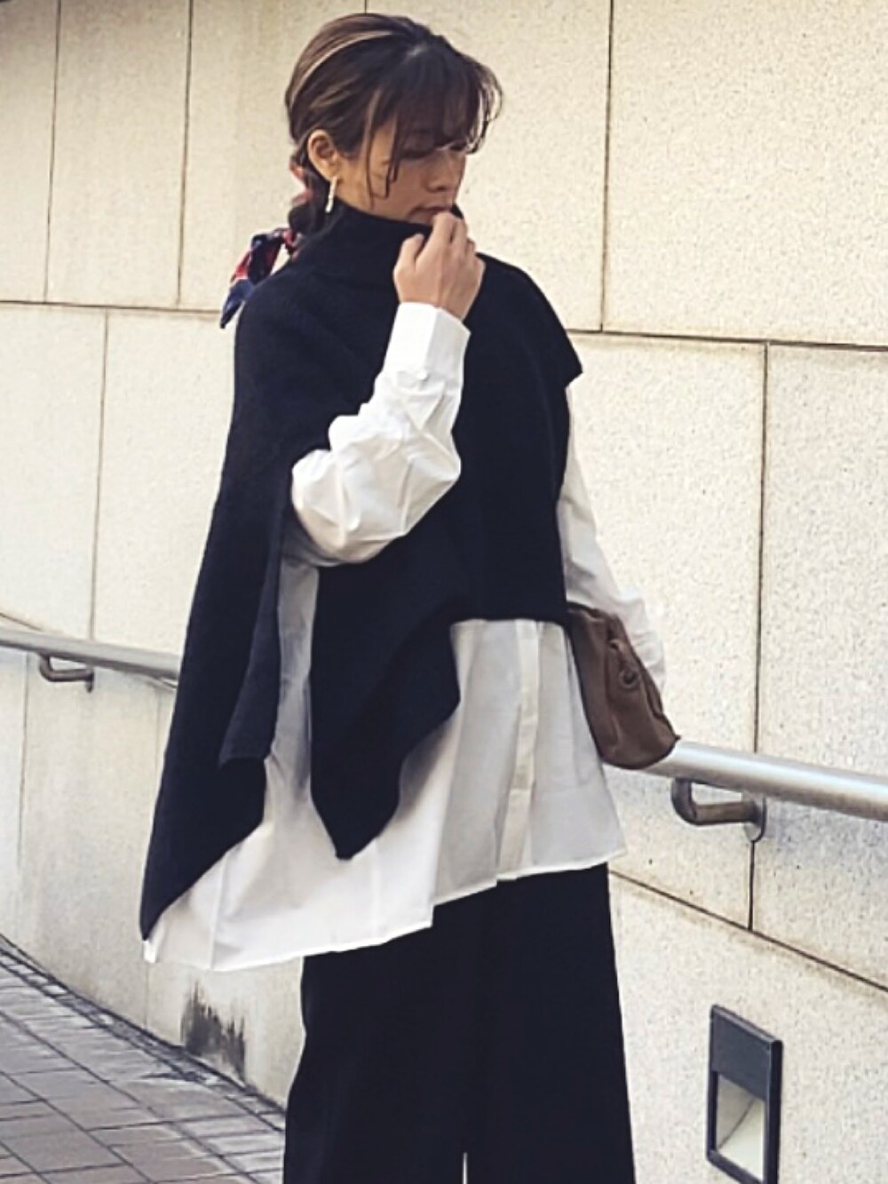 ホワイト系のシャツ/ブラウスを着用したレディースの冬コーディネートの5枚目の写真