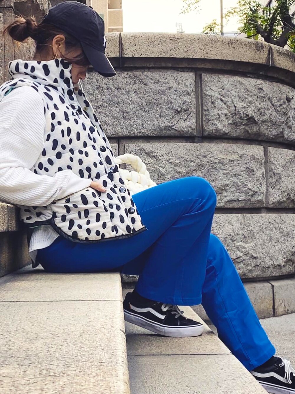 ブルー系のその他パンツ、ホワイト系のキャップを着用したレディースの秋コーディネートの2枚目の写真