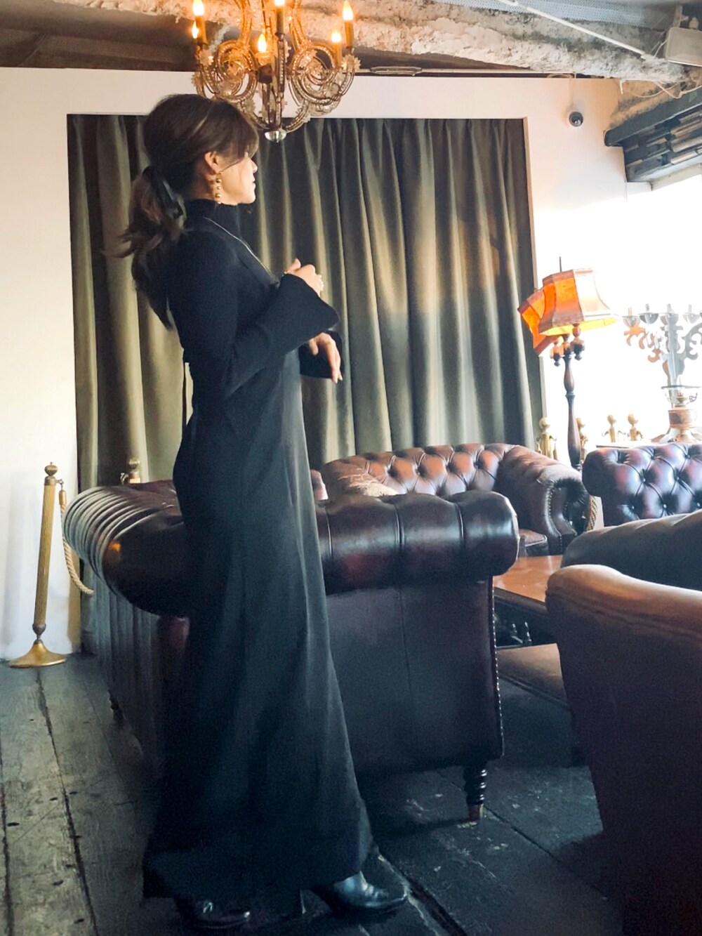 ブラック系のワンピースを着用したレディースの冬コーディネートの3枚目の写真