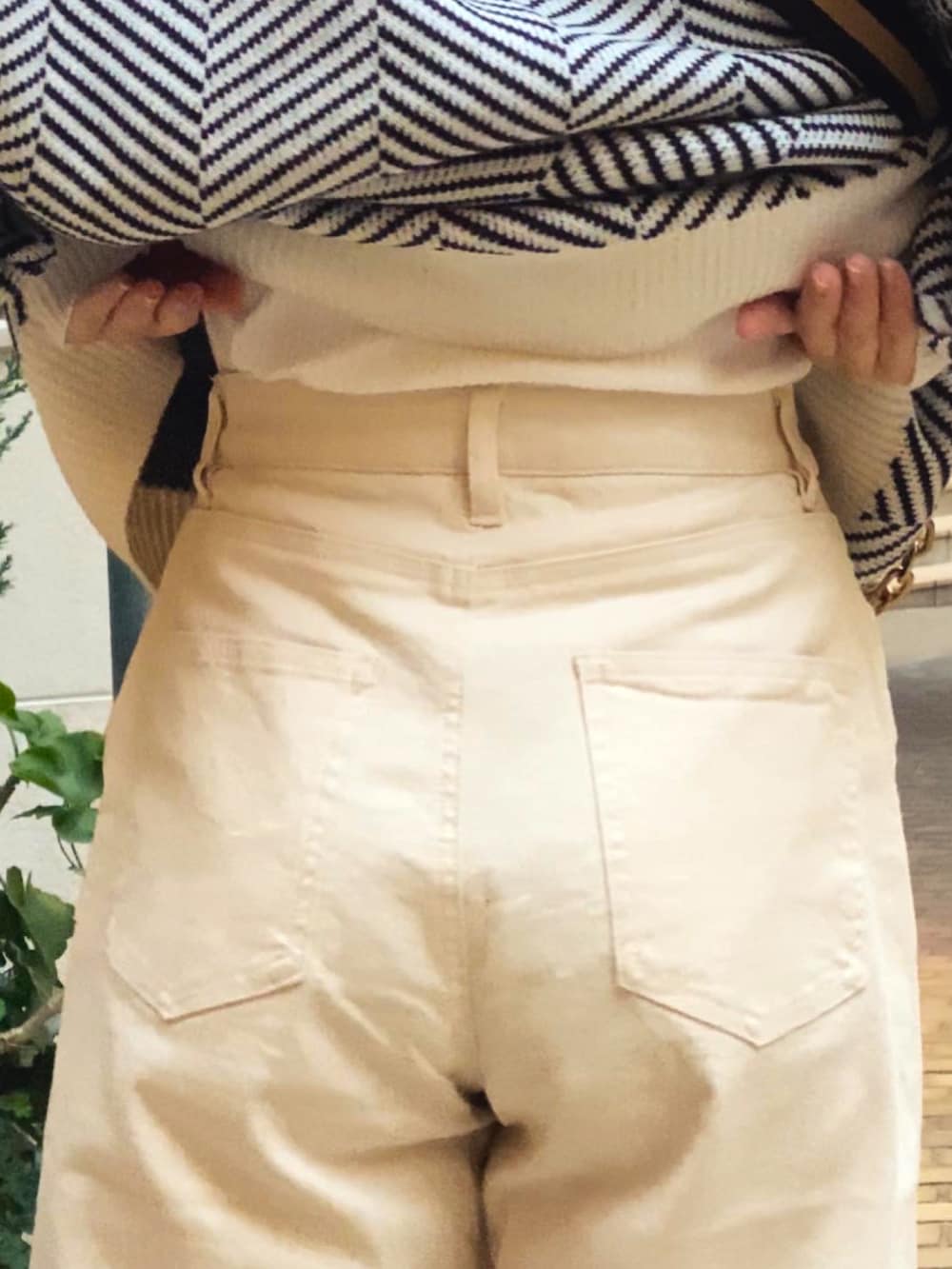 ホワイト系のその他パンツ、ブラック系のキャスケットを着用したレディースの春コーディネートの2枚目の写真