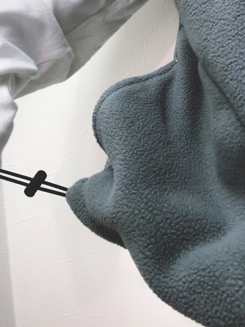 グレー系のベストを着用したレディースの秋コーディネートの3枚目の写真