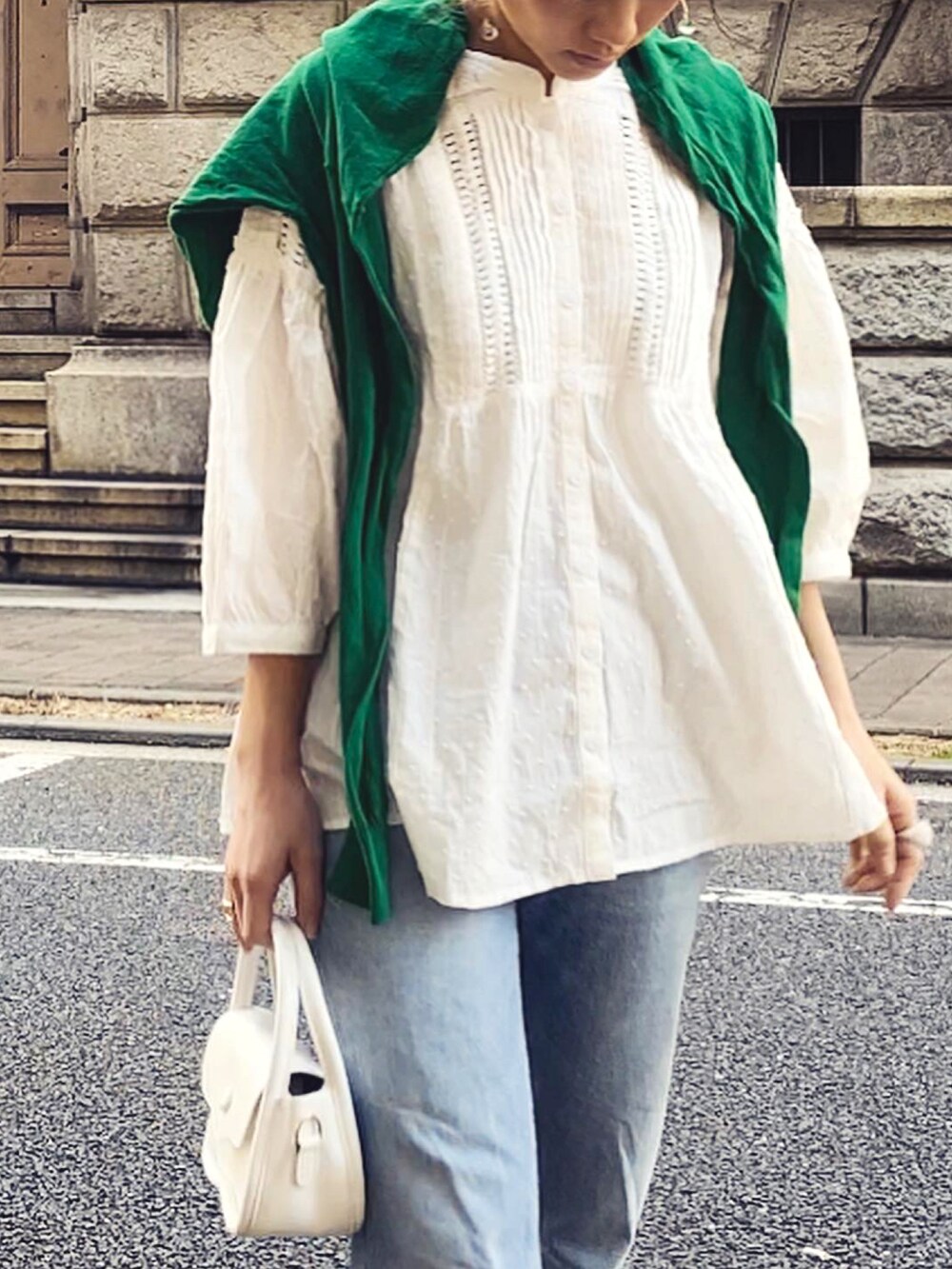 グリーン系のカーディガン/ボレロを着用したレディースの春コーディネートの2枚目の写真