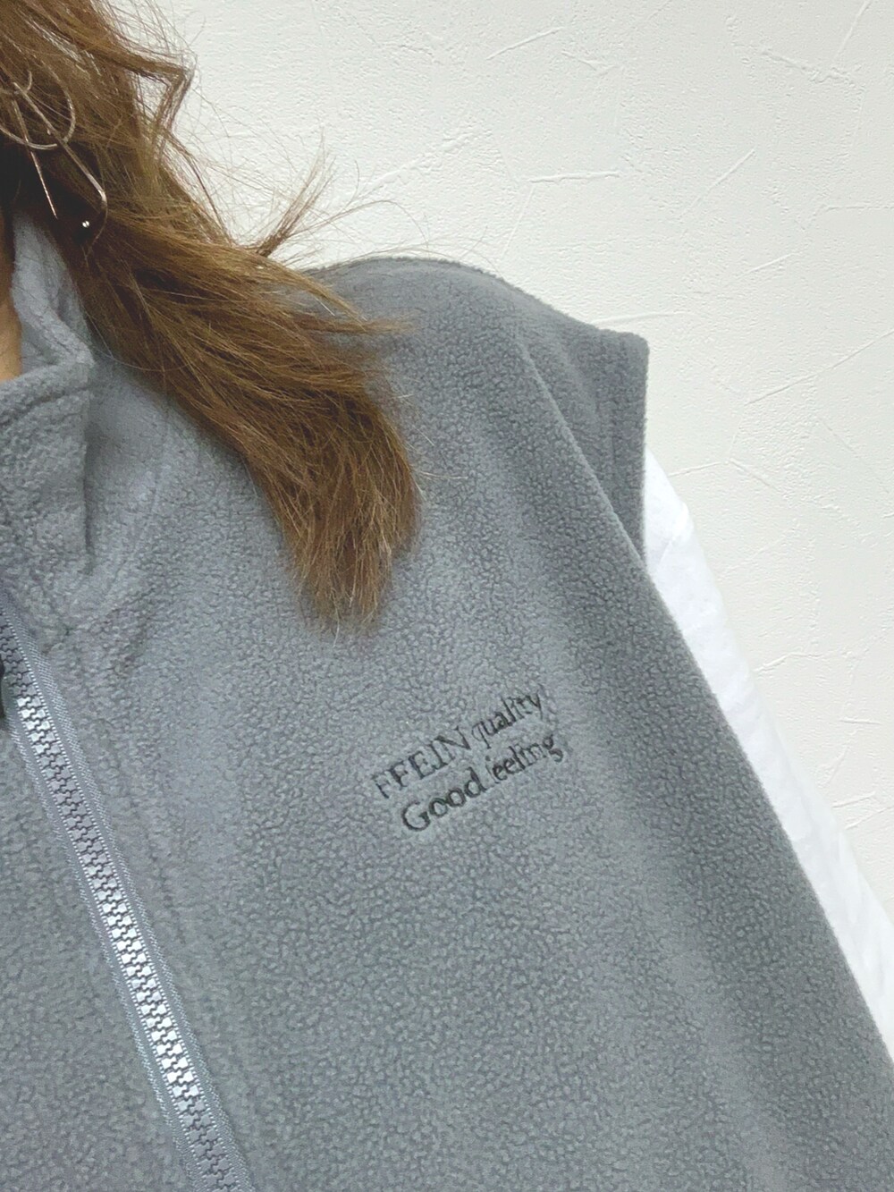 グレー系のベストを着用したレディースの秋コーディネートの4枚目の写真