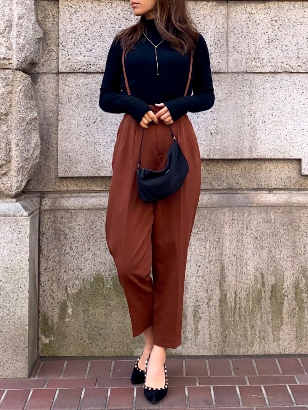 ブラウン系のその他パンツを着用したレディースの春コーディネートの2枚目の写真