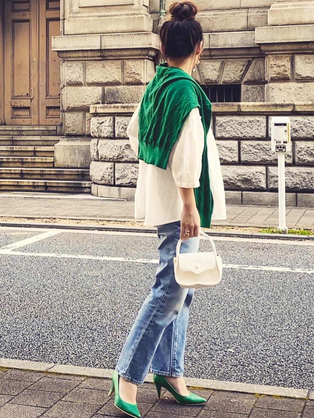 グリーン系のカーディガン/ボレロを着用したレディースの春コーディネートの3枚目の写真