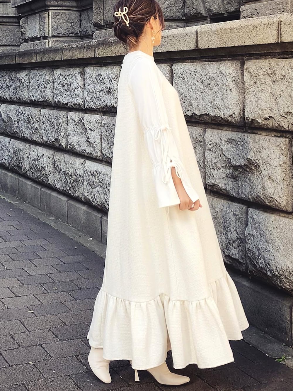ホワイト系のワンピースを着用したレディースの秋コーディネートの3枚目の写真