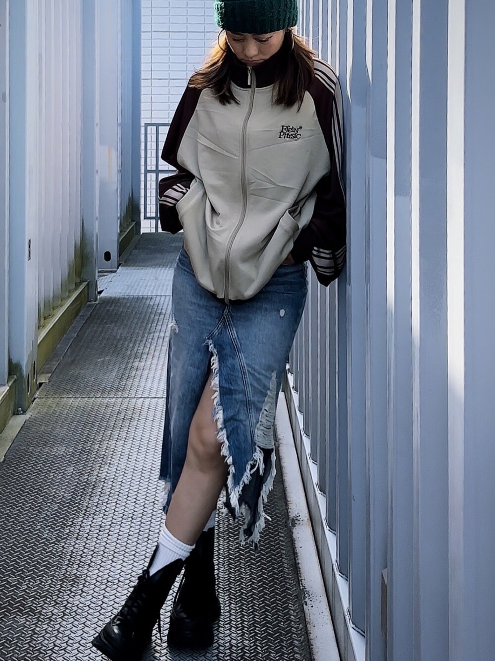 ブラウン系のジャージを着用したレディースの秋コーディネートの2枚目の写真