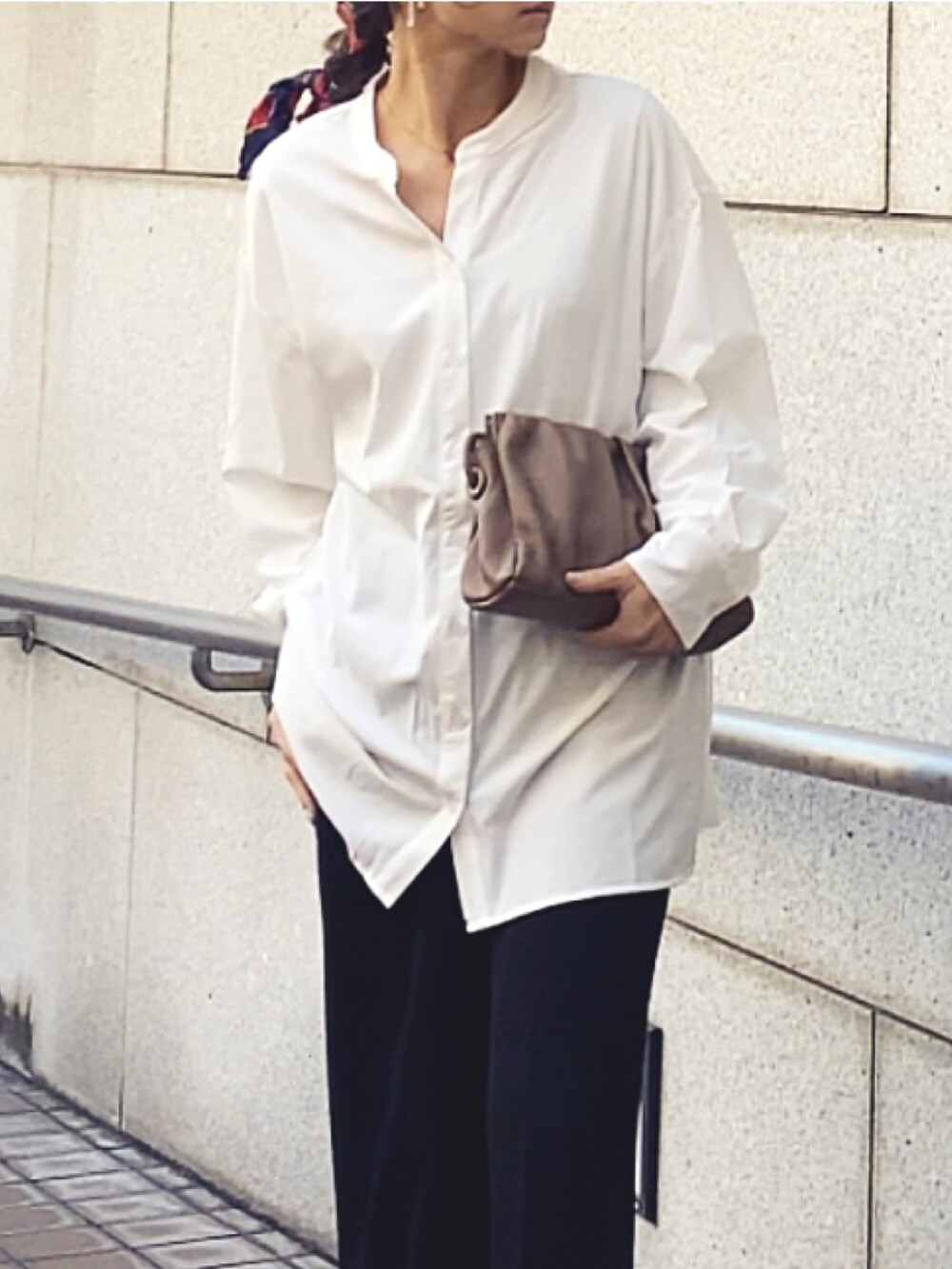 ホワイト系のシャツ/ブラウスを着用したレディースの冬コーディネートの4枚目の写真