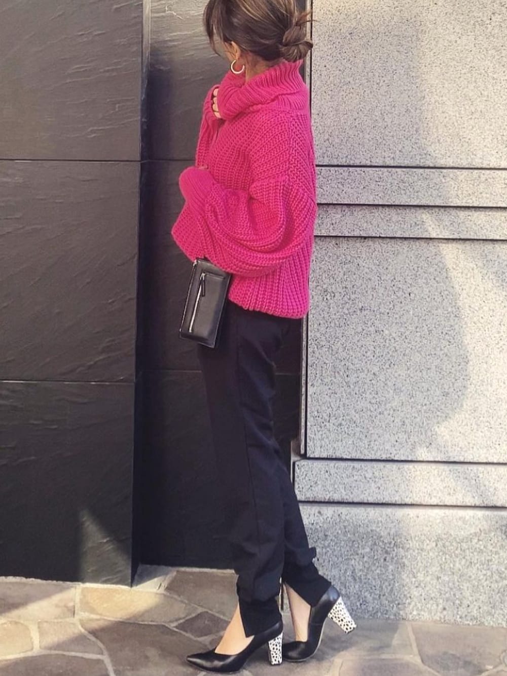 ブラック系のスウェットパンツ、ブラック系のショルダーバッグを着用したレディースの冬コーディネートの2枚目の写真