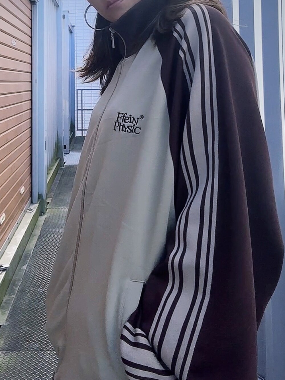 ブラウン系のジャージを着用したレディースの秋コーディネートの3枚目の写真