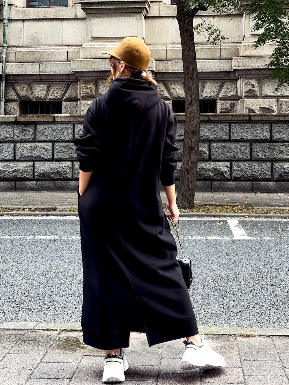 ブラック系のワンピースを着用したレディースの秋コーディネートの3枚目の写真