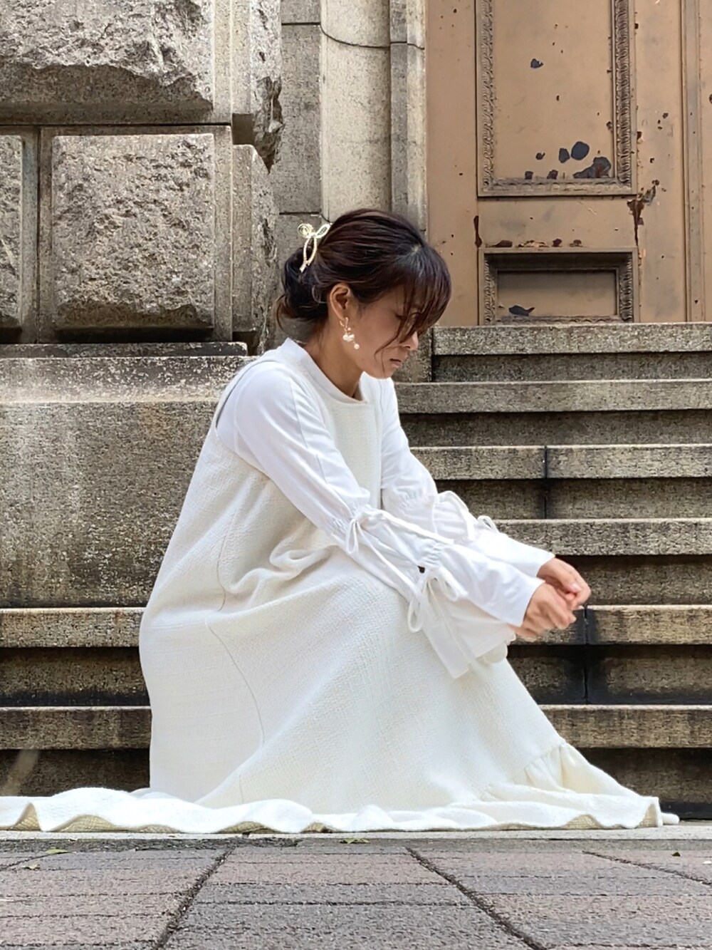 ホワイト系のワンピースを着用したレディースの秋コーディネートの2枚目の写真