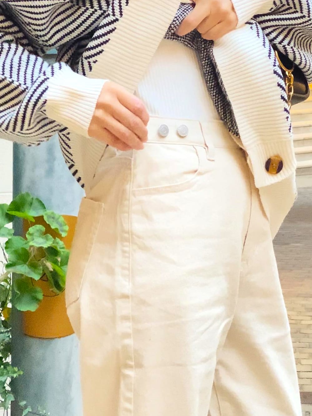 ホワイト系のその他パンツ、ブラック系のキャスケットを着用したレディースの春コーディネートの3枚目の写真