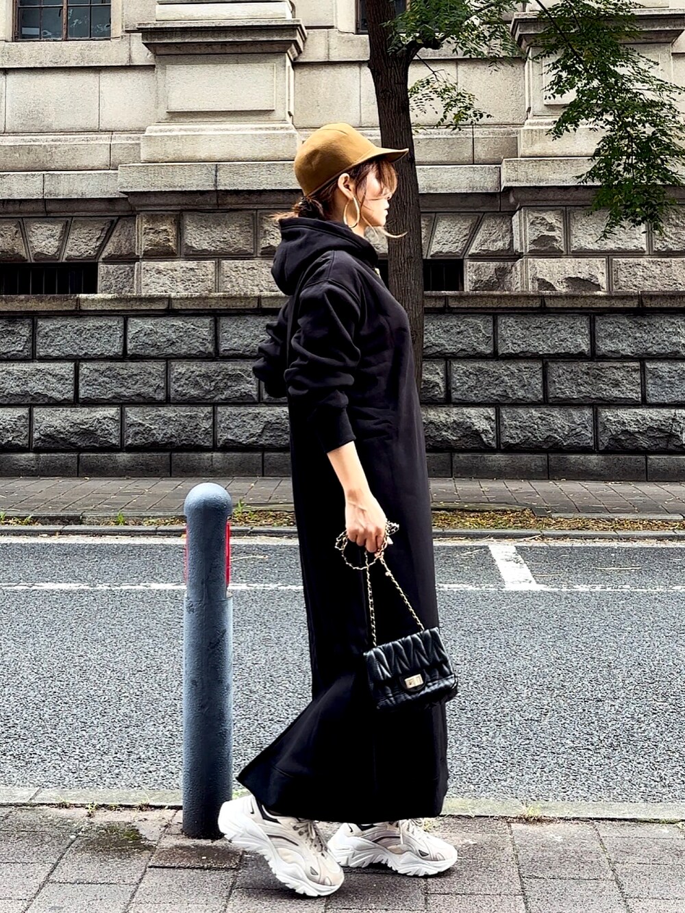 ブラック系のワンピースを着用したレディースの秋コーディネートの2枚目の写真