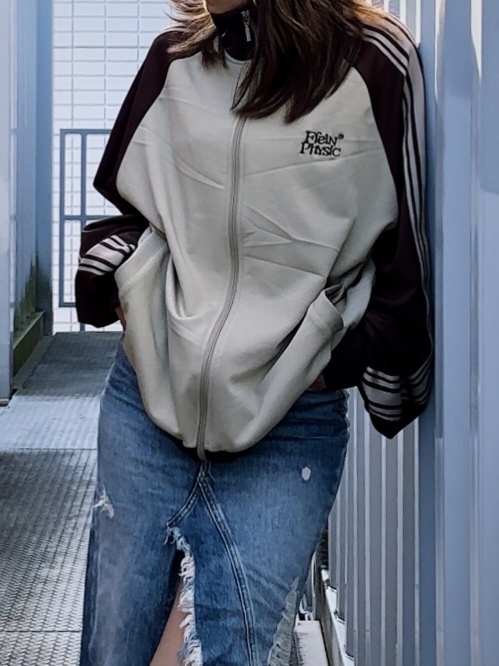 ブラウン系のジャージを着用したレディースの秋コーディネートの4枚目の写真