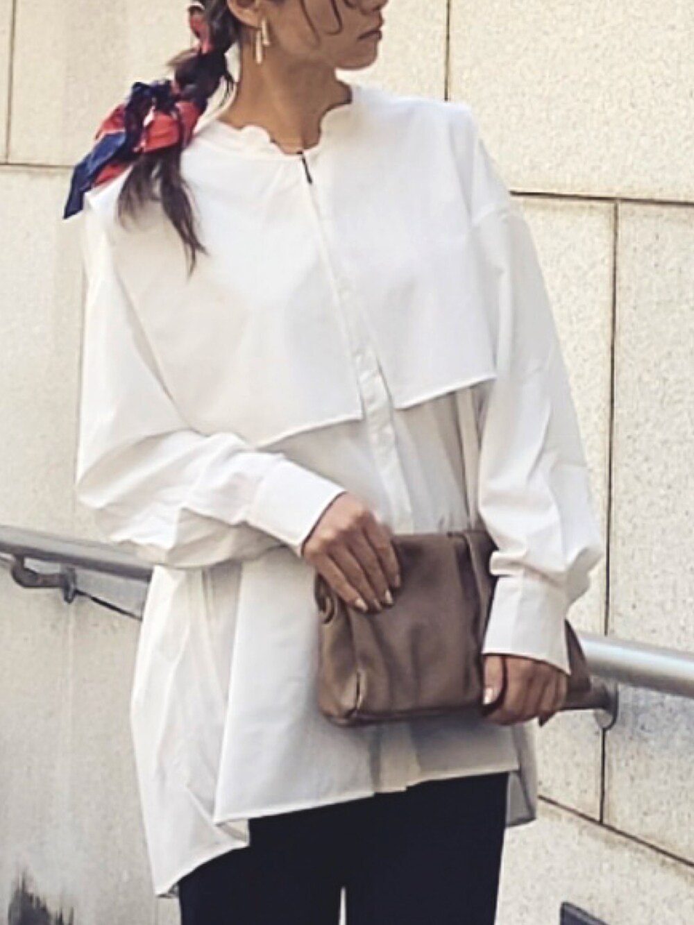 ホワイト系のシャツ/ブラウスを着用したレディースの冬コーディネートの2枚目の写真