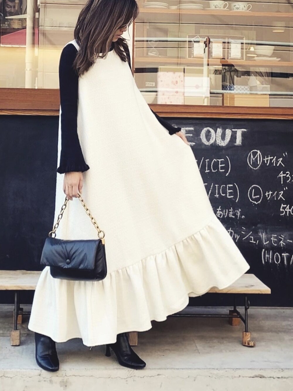 ホワイト系のワンピースを着用したレディースの秋コーディネートの3枚目の写真