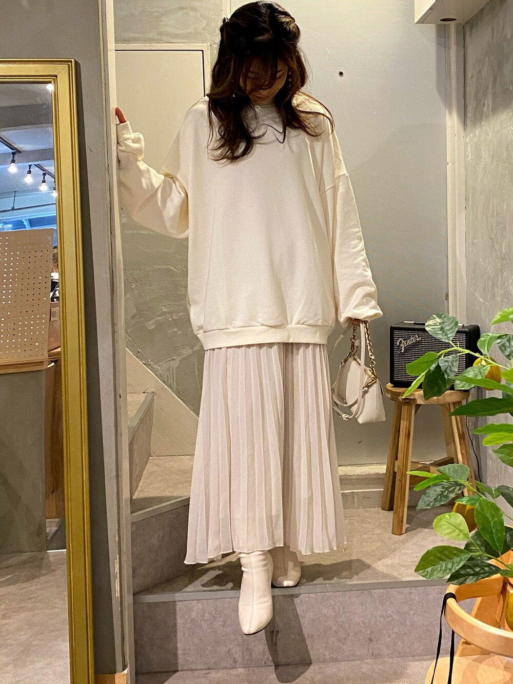 ホワイト系のスウェットを着用したレディースの冬コーディネートの2枚目の写真