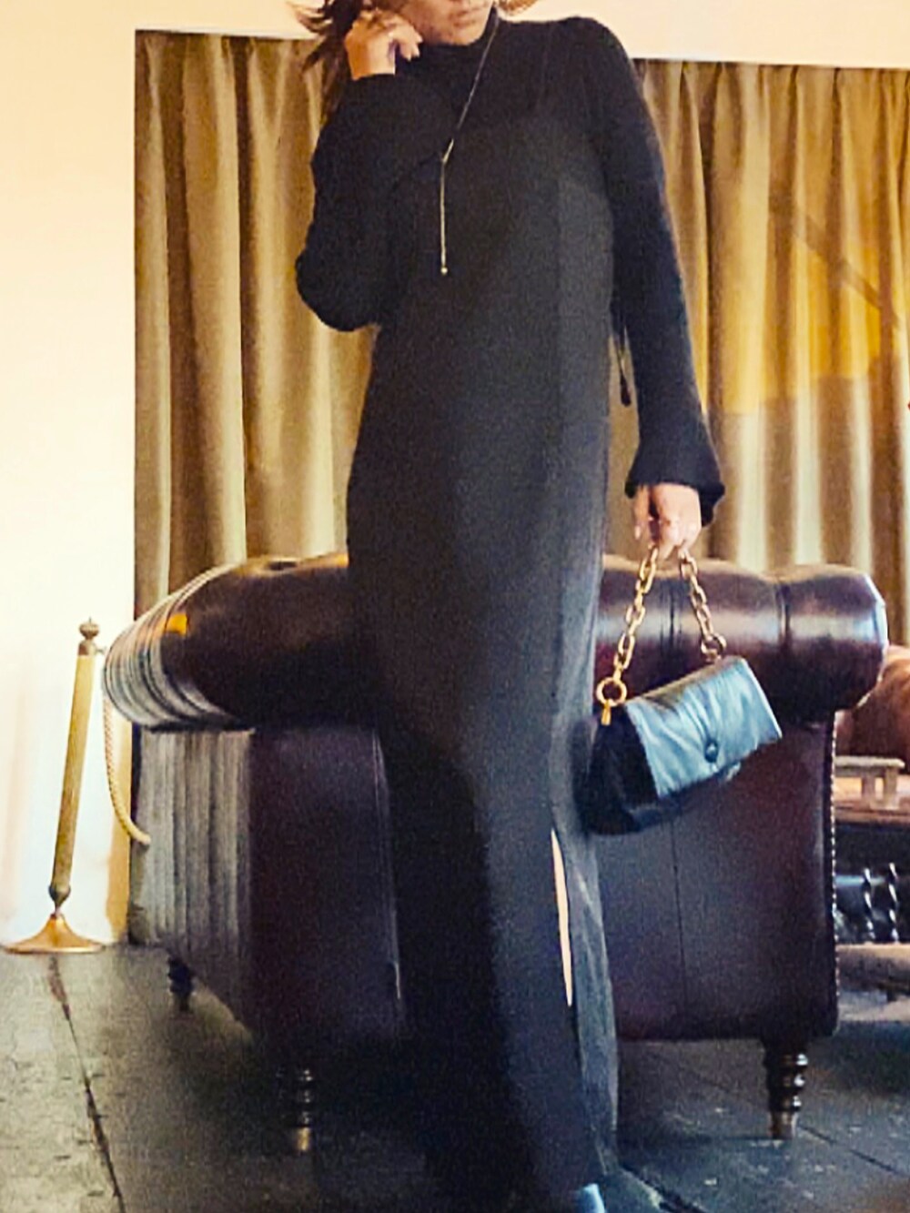 ブラック系のワンピースを着用したレディースの冬コーディネートの4枚目の写真