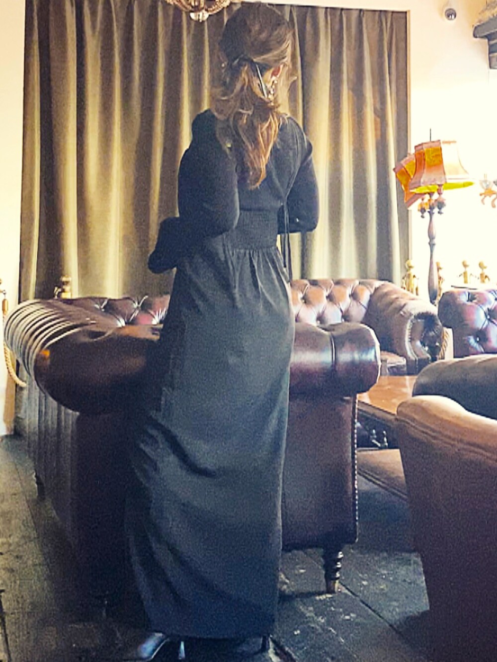 ブラック系のワンピースを着用したレディースの冬コーディネートの2枚目の写真